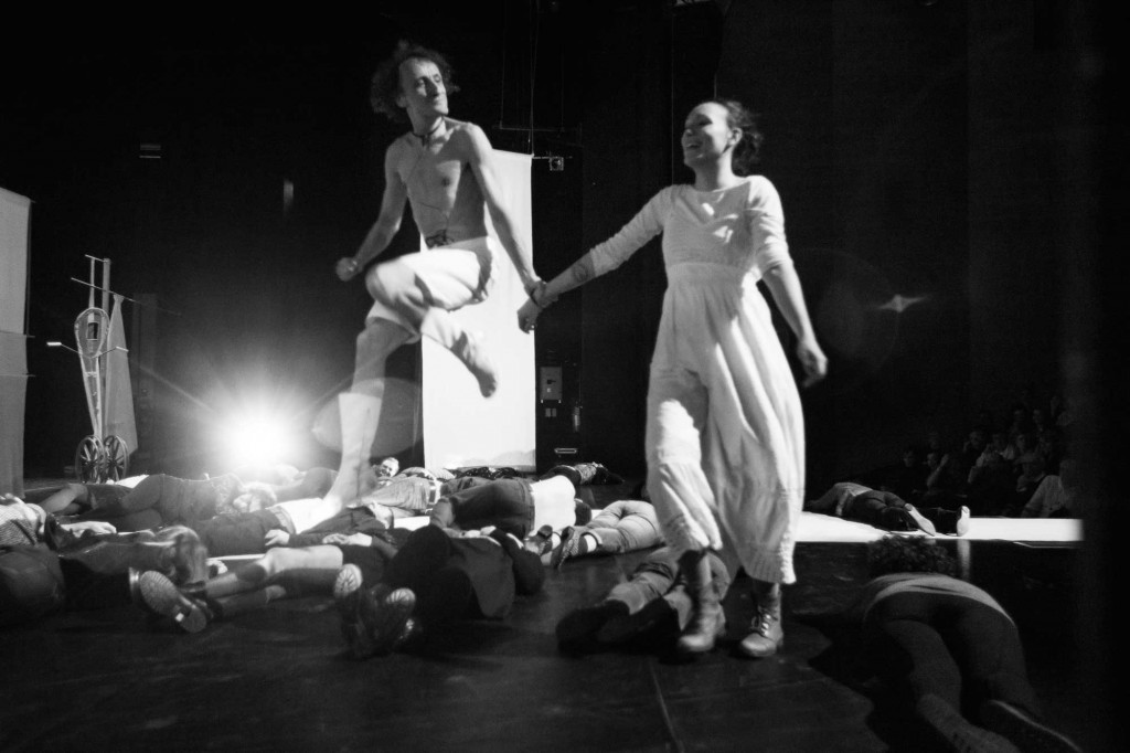 Picture of the show Fotofinish, featuring Antonio Rezza, Flavia Mastrella, and audience members lying on the stage.